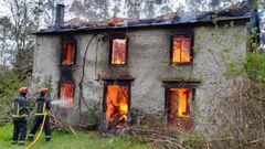 Bomberos del Eume y GES de Ortigueira sofocaron las llamas, que devoraron el inmueble