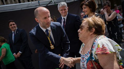 Jcome recibi el saludo de algunos vecinos durante el trayecto