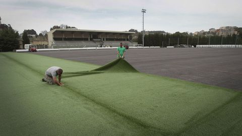 cambre.Imagen de archivo de la colocacin de csped artificial en un campo de Cambre