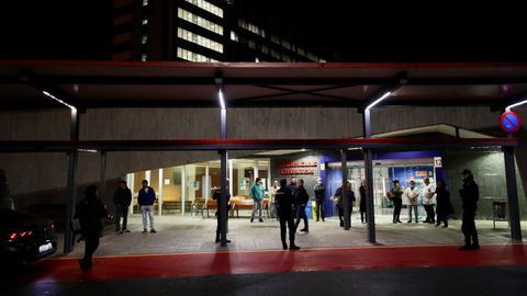 La Polic�a Nacional ha desplegado un operativo por un aviso de bomba recibido en el Hospital Universitario Central de Asturias (HUCA)