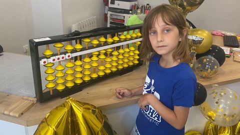 Emma L�pez, con el �baco japon�s que le permite entrenar la agilidad mental