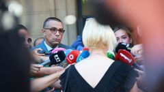 La mujer denunciante del caso de presunta violencia doméstica y de género, lesiones y maltrato cuyo supuesto agresor ha cambiado de sexo atiende a los medios de comunicación junto a su abogado, el letrado José Antonio Sires, antes de afrontar un juicio en su contra en un juzgado de Instrucción por una denuncia de su expareja.