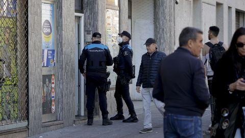 Operativo para desalojar el edificio del 137 de la ronda de Outeiro