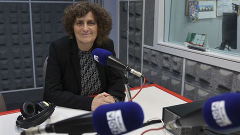 La alcaldesa, en una imagen de archivo en la sede de Radio Voz en Santiago