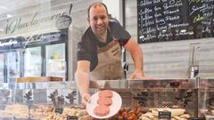 Bruno Casal muestra sus hamburguesas en su carnicer�a de Freixeiro