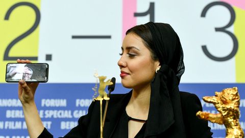 La actriz Baran Rasoulof, hija del cineasta iran Mohammad Rasoulof, ganador del Oso de Oro al mejor filme por There is no evil conecta a su padre, retenido en su pas, a travs del telfono mvil durante la rueda de prensa del palmars de la 70. Berlinale