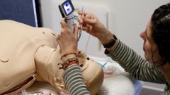 Una m�dica participa en una formaci�n en el Hospital �lvaro Cunqueiro