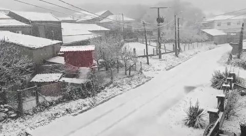 El pueblo de Pardeconde, en Esgos, totalmente nevado este mediod�a.
