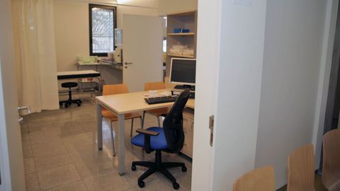 Interior dunha das consultas do centro de sa�de da Illa