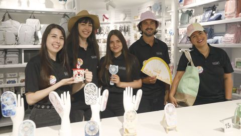 El equipo ourensano de la nueva tienda de Ale-Hop en Ourense