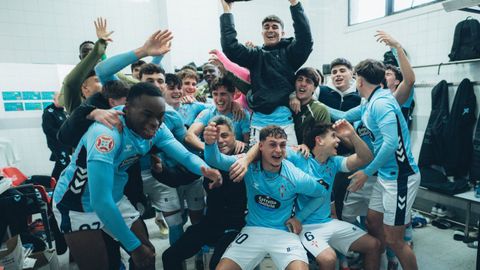 Los futbolistas del Celta Fortuna celebran el triunfo conseguido en Barreiro.