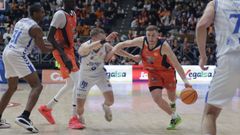 Paul Jorgensen maneja el baln contra el Palencia.