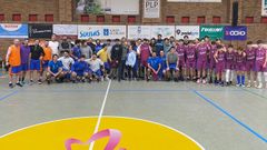 Foto de familia de los participantes en el torneo solidario