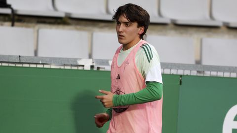 Joel Tenreiro durante el calentamiento del equipo en A Malata. 