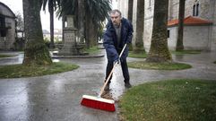 El alcalde de Caldas empez� la jornada de ayer barriendo en protesta por la apertura de juicio. 