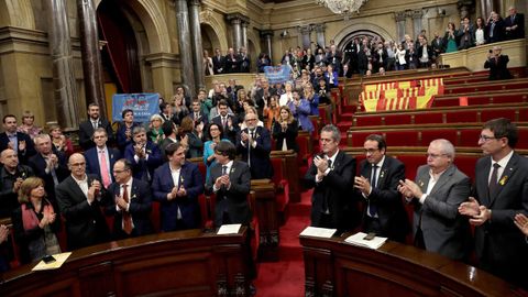El 27 de octubre del 2017, el Govern y los diputados de JxS� y la CUP, sin los diputados del PSC, PPC y Ciudadanos, aplauden tras las aprobaci�n en el pleno del Parlament de la declaraci�n de independencia, con los votos de Junts pel S� (JxS�) y la CUP, una resoluci�n en la que, en su pre�mbulo, declaraba un �Estado independiente en forma de rep�blica�.