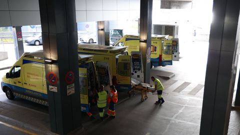 Ambulancias en la entrada de Urgencias del Chuac