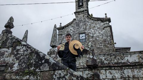 El santiagués en el atrio de la iglesia parroquial de Santo Ourente de Entíns, en Outes.