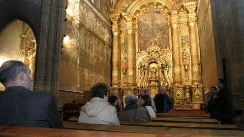 El retablo mayor y los murales del presbiterio antes de la restauracin, en una fotografa de archivo