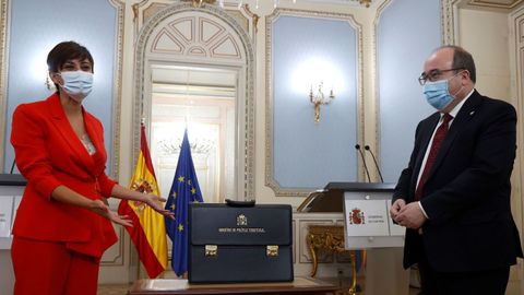 La ministra de Pol�tica Territorial, Isabel Rodr�guez, recibe la cartera ministerial de su predecesor, Miquel Iceta