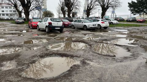 Baches y socavones que llenan la parcela 1008 en la zona de Batallones, en Esteiro.