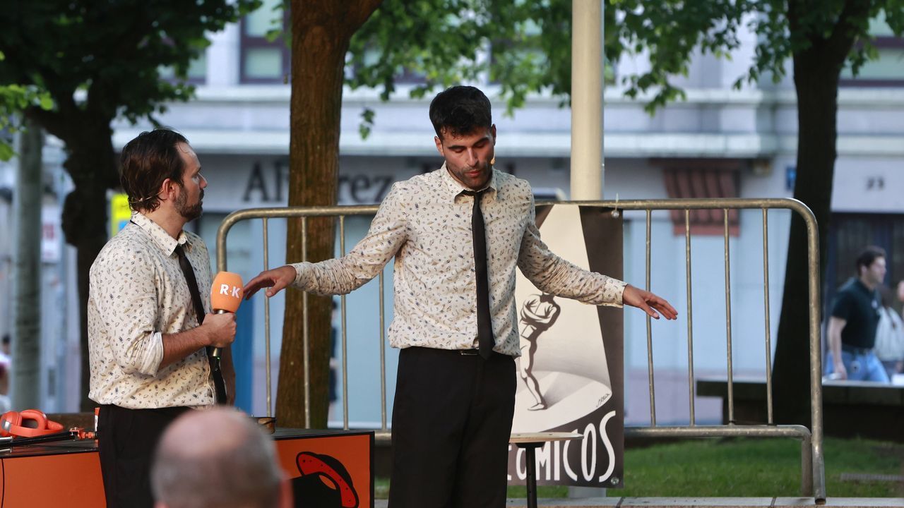 El Festival Manicómicos llenó de humor absurdo A Coruña con el espectáculo «La llegada» de Koilara Teatro