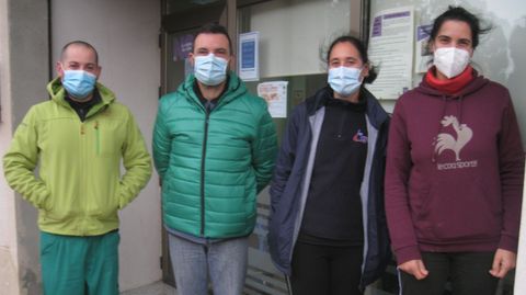 De izquierda a derecha, Luis Pi�eiro, Xos� Manuel Fern�ndez Santamari�a, M�nica Fern�ndez y Susana P�rez, a las puertas de la sede de la cooperativa, que est� situada en Vilalba