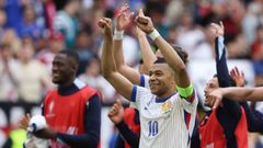 Mbapp� celebra con sus compa�eros el pase de Francia a los cuartos de final.