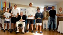 Ramiro Carregal Rey, con los ganadores de la Regata Gadis en el Club Nutico de Ribeira