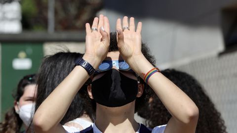 Alumnos del IES de Sar de Santiago contemplan el eclipe