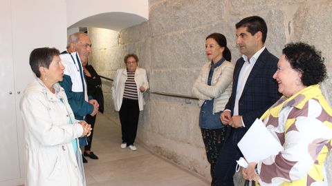 El delegado de la Xunta, durante su visita a una comunidad de la calle Ervedelo.