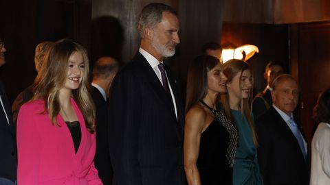 Los reyes Felipe VI  y Letizia , acompaados de la princesa Leonor  y la infanta Sofa, a su llegada a Oviedo para presidir el tradicional concierto de los Premios Princesa de Asturias