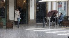 Mujer esperando que escampe