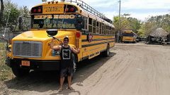 �lvaro Pardo delante de uno de los autobuses que cubre la zona de Chinandega