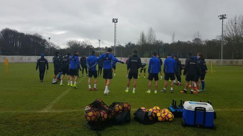 La plantilla del Real Oviedo se entrena en el Requex�n