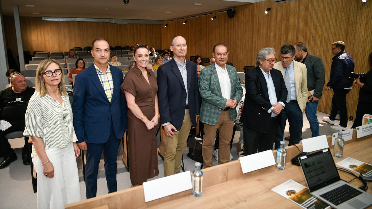 La UNED trajo a Lalín el debate sobre la monarquía parlamentaria