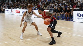 Francis Alonso ante la presi�n defensiva de un jugador del Real Madrid en el partido disputado en Pontevedra