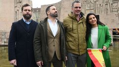 A la izquierda Iv�n Espinosa, secretario de Relaciones Internacionales de Vox. Junto a Abascal, Ortega Smith y Monasterio