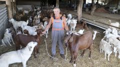 Andr�s, rodeado de sus cabras y de las dos hembras de mastin que las defienden durante el d�a en el monte