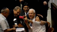 Rivlin, segundo por la derecha, posando para un �selfie�
