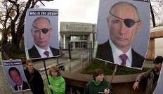 Carteles contra el presidente ruso ante del Tribunal.