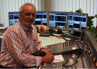 <span lang= gl >Manuel Vald�s leva m�is de 35 anos facendo radio en galego en Catalu�a. </span>