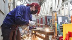 Imagen de archivo de una alumna haciendo pr�cticas de soldadura en el CIFP Ferrolterra

