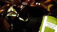 Imagen de archivo de los bomberos y la polic�a en una excarcelaci�n tras un accidente de tr�fico