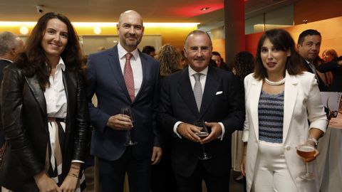 De izquierda a derecha: la directora regional de comunicación y relaciones del Corte Inglés de Galicia, Fuencisla Cid, el director regional de Asturias y Galicia del Corte Inglés, José Luis Blanco, el director general del Sabadell, Pablo Junceda, y la conselleira de Economía e Industria de la Xunta de Galicia, María Jesús Lorenzana, en la comida ofrecida después de los Encuentros en el Eo, celebrados en Viveiro