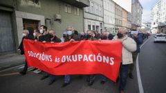 Un centenar de personas protestaron contra las okupaciones de los últimos meses en el barrio.