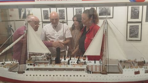 Antonio Barreiro, Jos� Carlos Vidal, Sara Barbanz�n y Patricia Lojo detr�s de la pieza