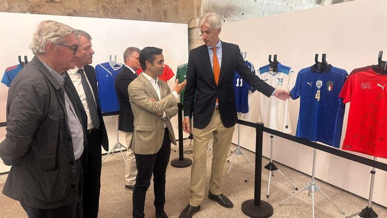 El acalde de Ferrol, Rey Varela, fue el encargado de inaugurar la muestra �F�tbol por la paz�. 