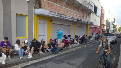 Fans de Bad Bunny haciendo cola para conseguir entradas para su concierto en San Juan, Puerto Rico.