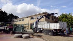 Obras de mantenimiento en la fachada del colegio de Arealonga en 2025
